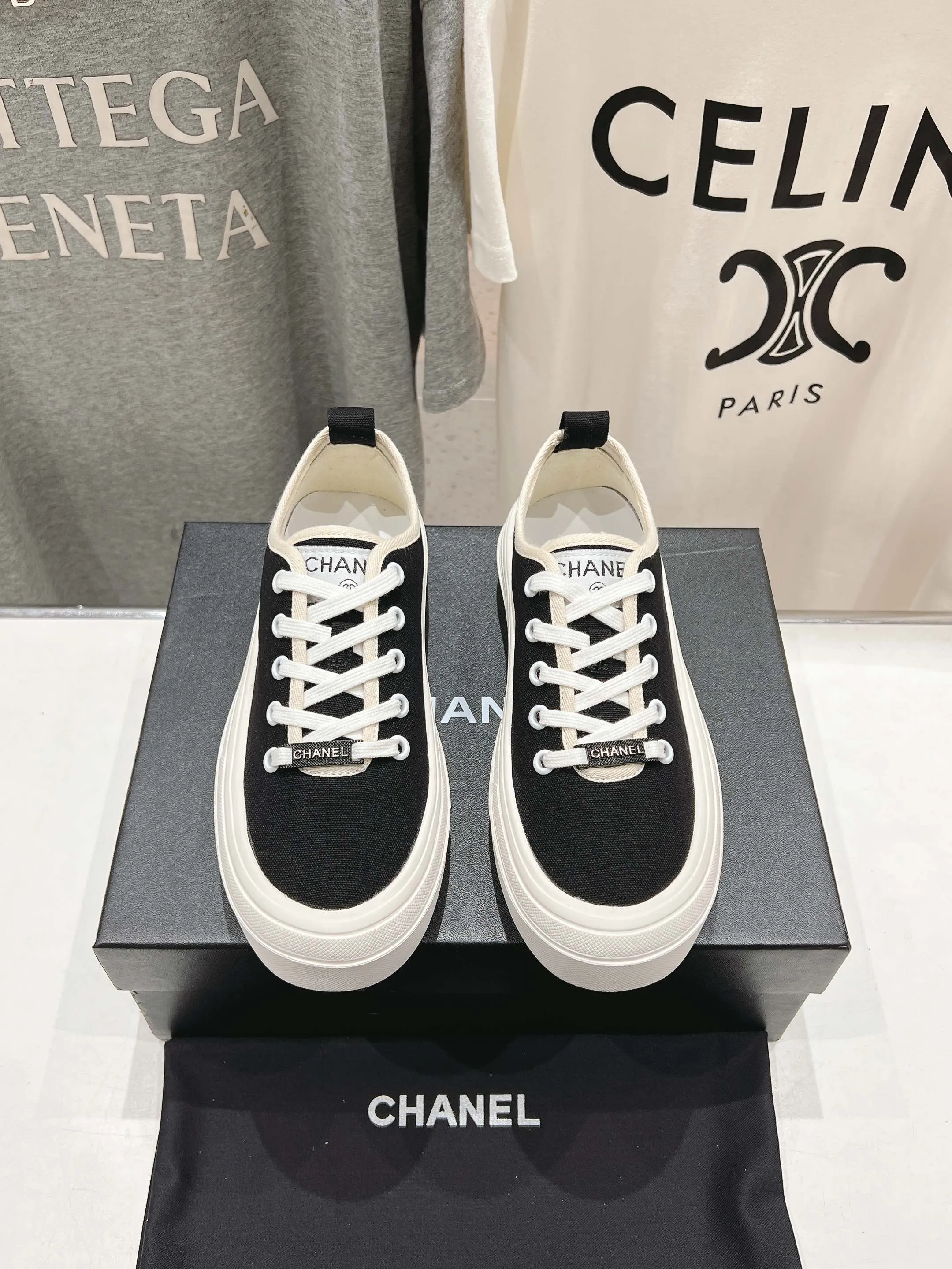 👟👟Ex-factory price 400👟👟 Chanel* Xiaoxiang 2025ss latest casual shoes, the currently super popular biscuit shoes. Internet celebrity Xiaohongshu is crazy about hot recommendations. The silly and cute style has a retro flavor! The shape is special and very recognizable. It makes your legs slimmer and longer. It is absolutely powerful. It is also very comfortable to wear. It has good looks. It is comfortable and increases your height. I must recommend it to everyone. The main feature of this year's series is minimalist style. ✔Fabric: original customized canvas. ✔Feet: water-dyed cowhide, comfortable on the feet. ✔Outsole: open-molded high-elastic rubber platform sole. ✔Number: 35-39.